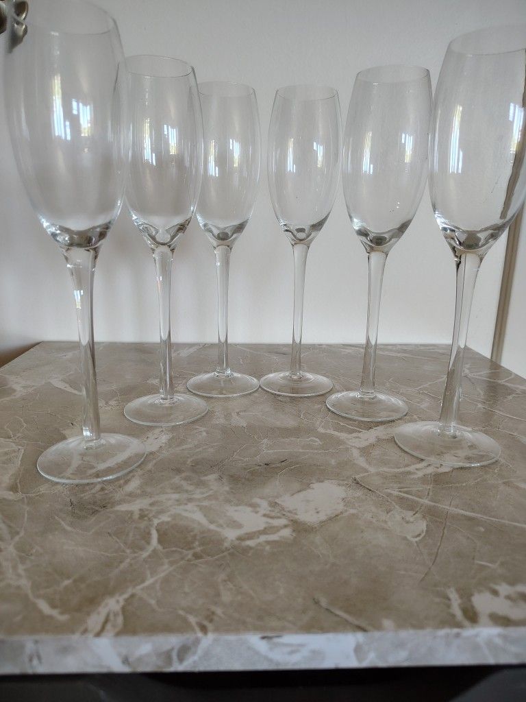 6 Champagne 9" Tall Glasses Flutes Like New
