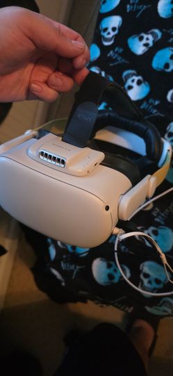 Meta Quest 2 VR Headset with Strap and fan