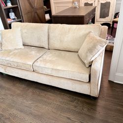 ✨ EUC 83” Bassett Custom Sofa