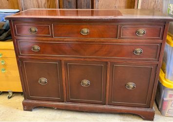 solid wood Beautiful dresser in great condition, solid wood