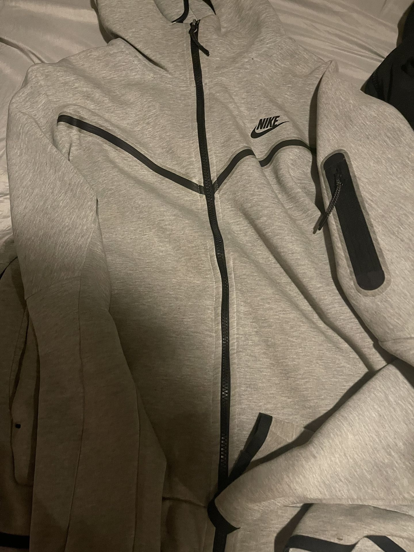 grey nike tech fleece 