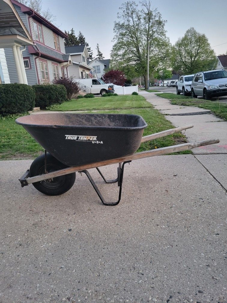 TRUE TEMPER WHEELBARROW