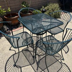 Vintage Green Metal 4 Person Table And Chairs 