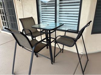 Small patio Bistro table n chairs