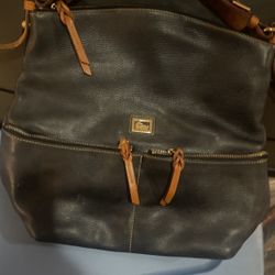 LARGE DOONEY & BOURKE PURSE 😍🔥.          Dooney & Bourke Dillen Medium Pocket Sac Shoulder Bag