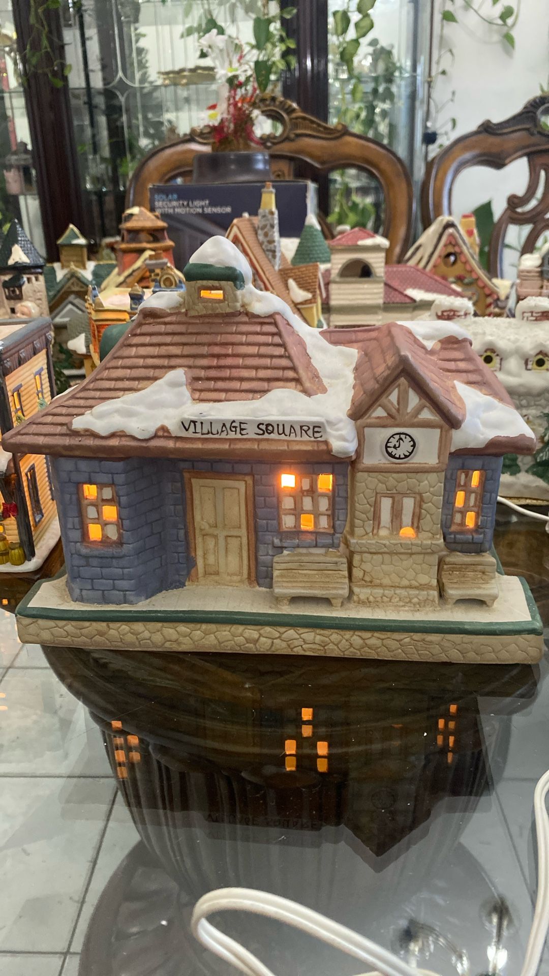 CHRISTMAS VILLAGE CON LUZ  7” Inch height / X 10” Inch. Width