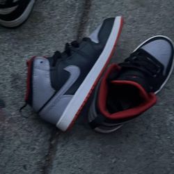 New Jordan’s only worn once size 2.5 youth