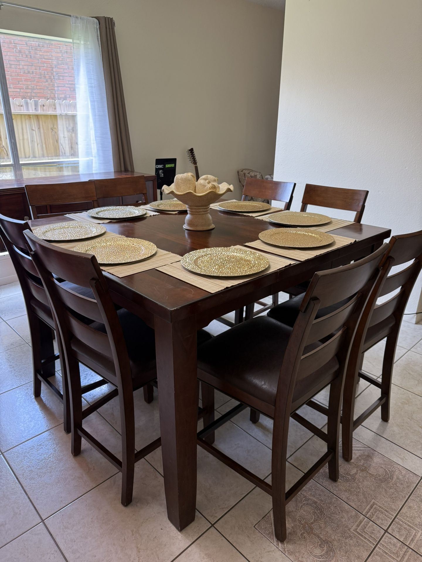 Table 8 Chairs (habló Español También)