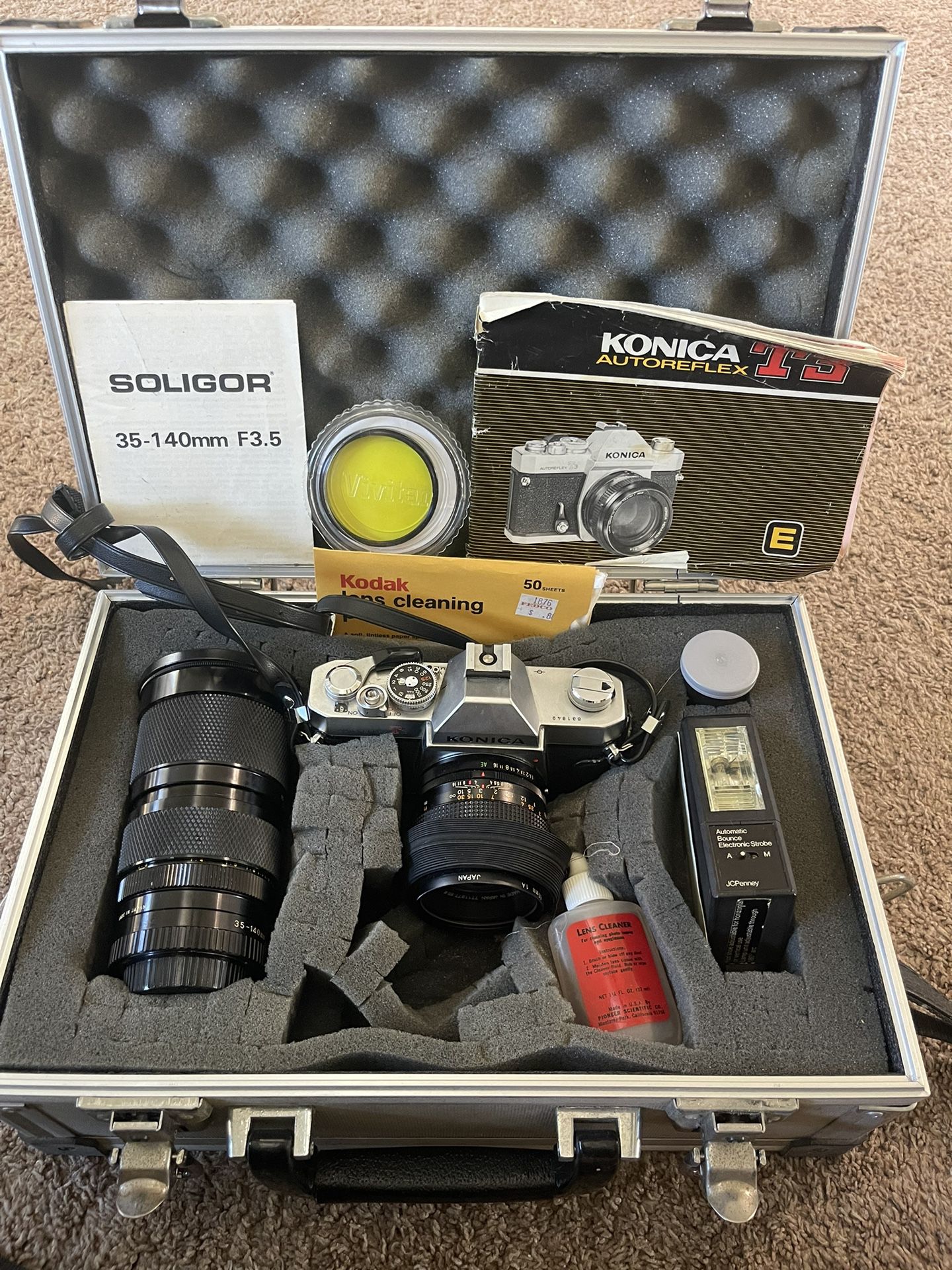 Konica Autoreflex T3 Camera / Soligor lense 35-140mm / automatic bounce electronic strob flash