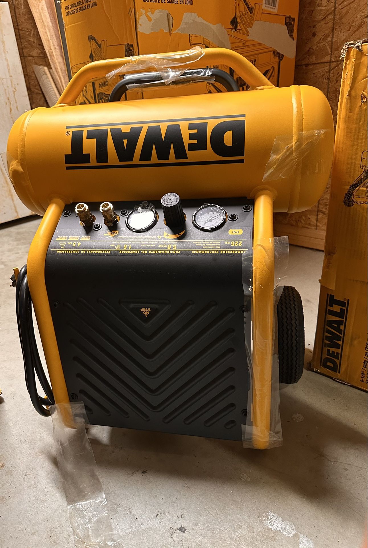 DEWALT 4.5-Gallon Portable Electric 225 PSI Horizontal Air Compressor