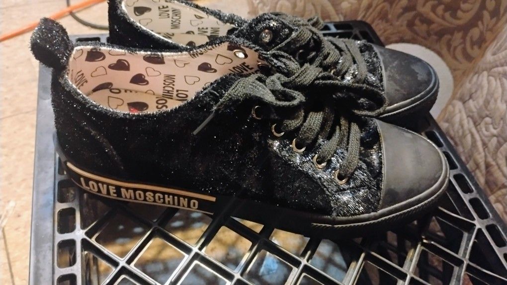 Love Moschino Size 39 That's an 81/2