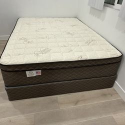 Queen Size Mattress Pillow Top 12” Thick.    Brand New Mattress.    Delivery Available.   ☎️📲call Or Tex (213)713-74-89