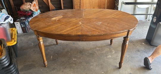 Free dining table