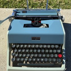 Olivetti Underwood 21 Typewriter 