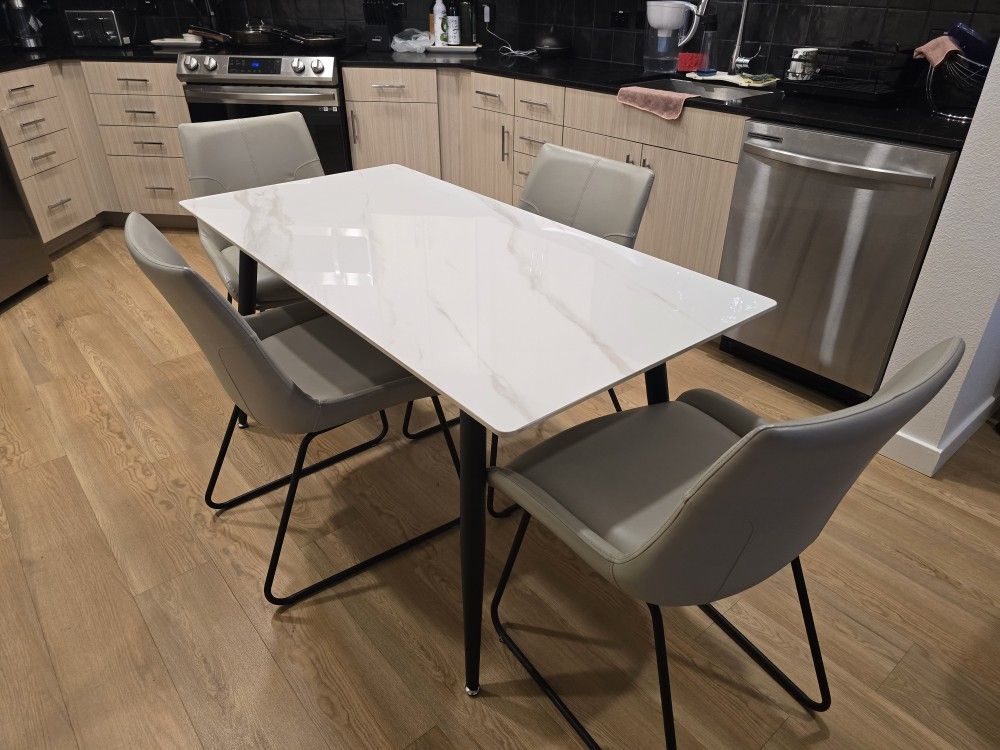 Table & Chairs