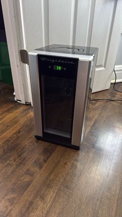 Frigidaire Efmis567-silver 12.68-qt./18-cans/4-wine-bottles 40-watt mini fridge