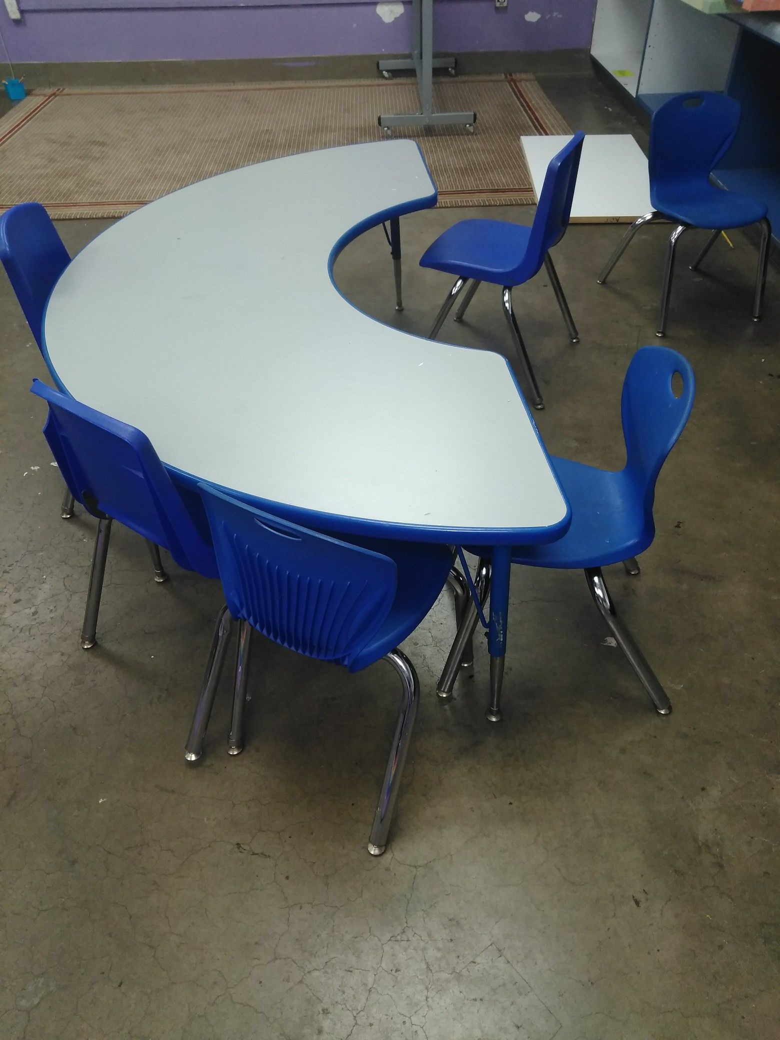 Classroom kidney table