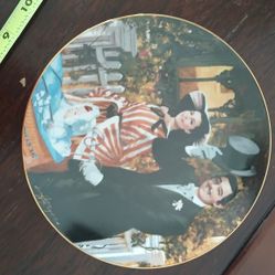 Strolling in Atlanta" collector plate from the Gone with the Wind 50th Anniversary series.