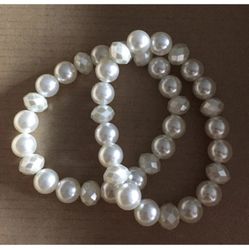  Faux pearl stretchy bracelet set.