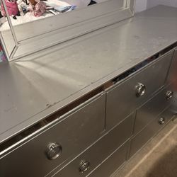 Dresser With Mirror