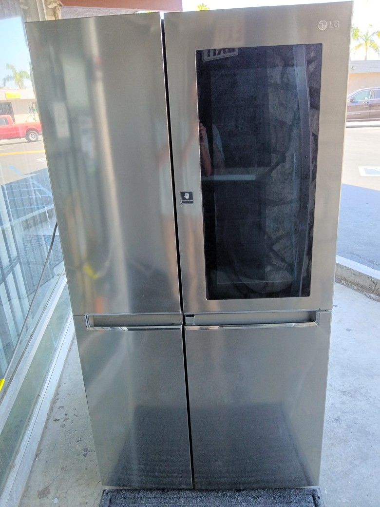 Like New LG Stainless Steel Refrigerator And Freezer with Instaview Window