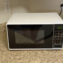 Mainstays 0.7 Cu ft Countertop Microwave Oven, 700 Watts, White