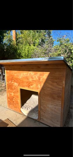 Large Dog House / Rain proof / Like New  Condition