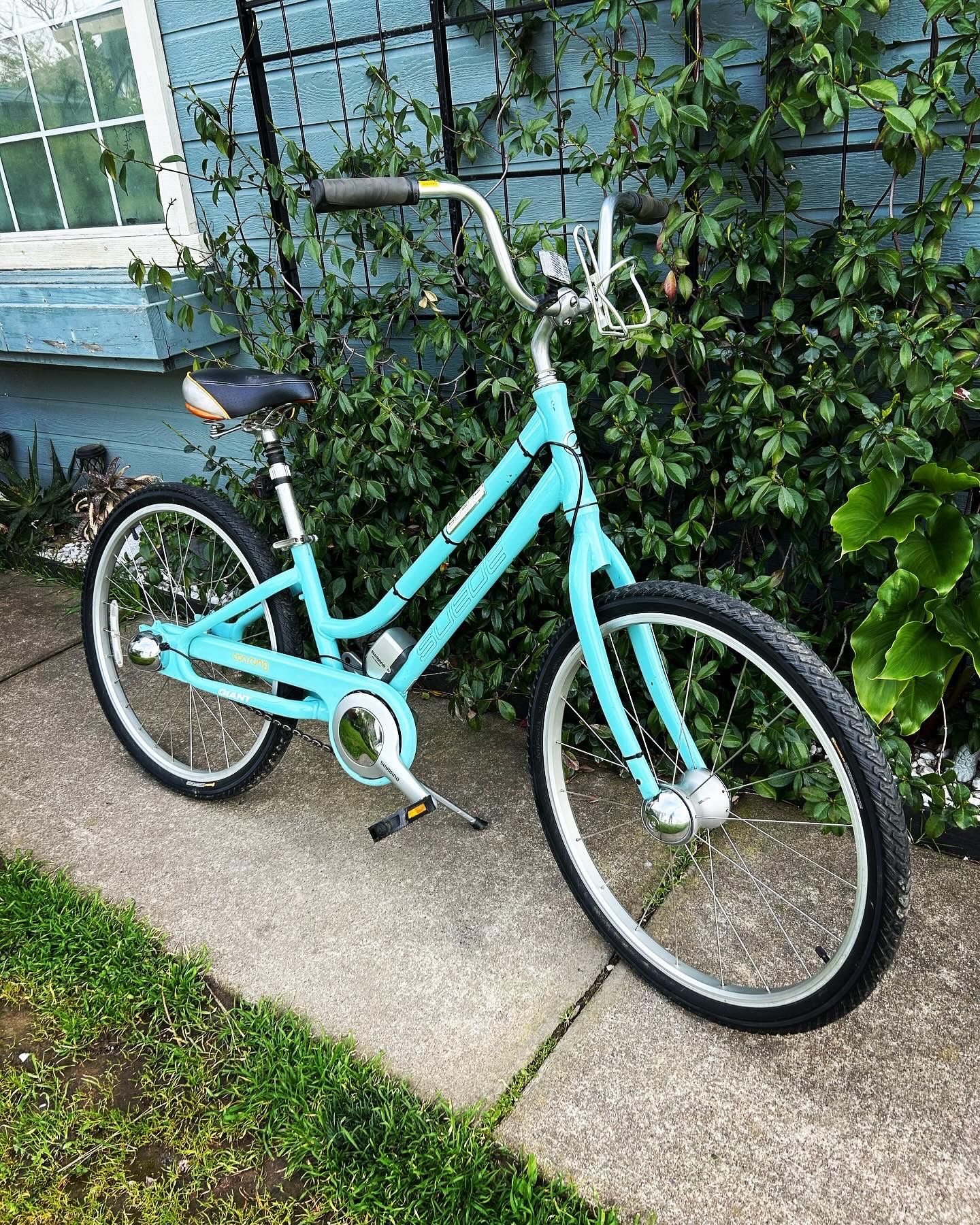 GIANT SUEDE CRUISER BIKE 26” Wheels