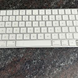 Apple Magic Keyboard (Wireless, Rechargeable)