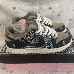 Nike Dunk Low Premium QS SB x Travis Scott Cactus Jack Sneaker
