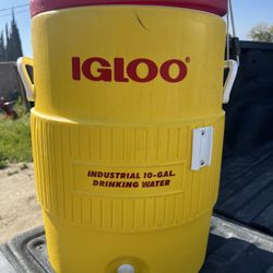 10 GL IGLOO COOLER NEW CONDITIONS 