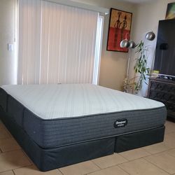 HIGH QUALITY KING SIZE BEAUTYREST HYBRID MATTRESS AND BOXSPRINGS FOR SALE! IN GREAT CONDITION,  FREE DELIVERY