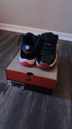 Black &red bred Jordan 11s low size 7