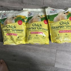 Manna Pro Medicated Chick Starter Grower Feed, Dried High Protein Chicken Food Crumbles with Amprolium for Coccidiosis Prevention, Complete Chicken Fe