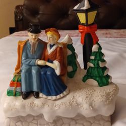 House of Lloyd Christmas Around The World Holiday Sweethearts Musical 7" x 7"