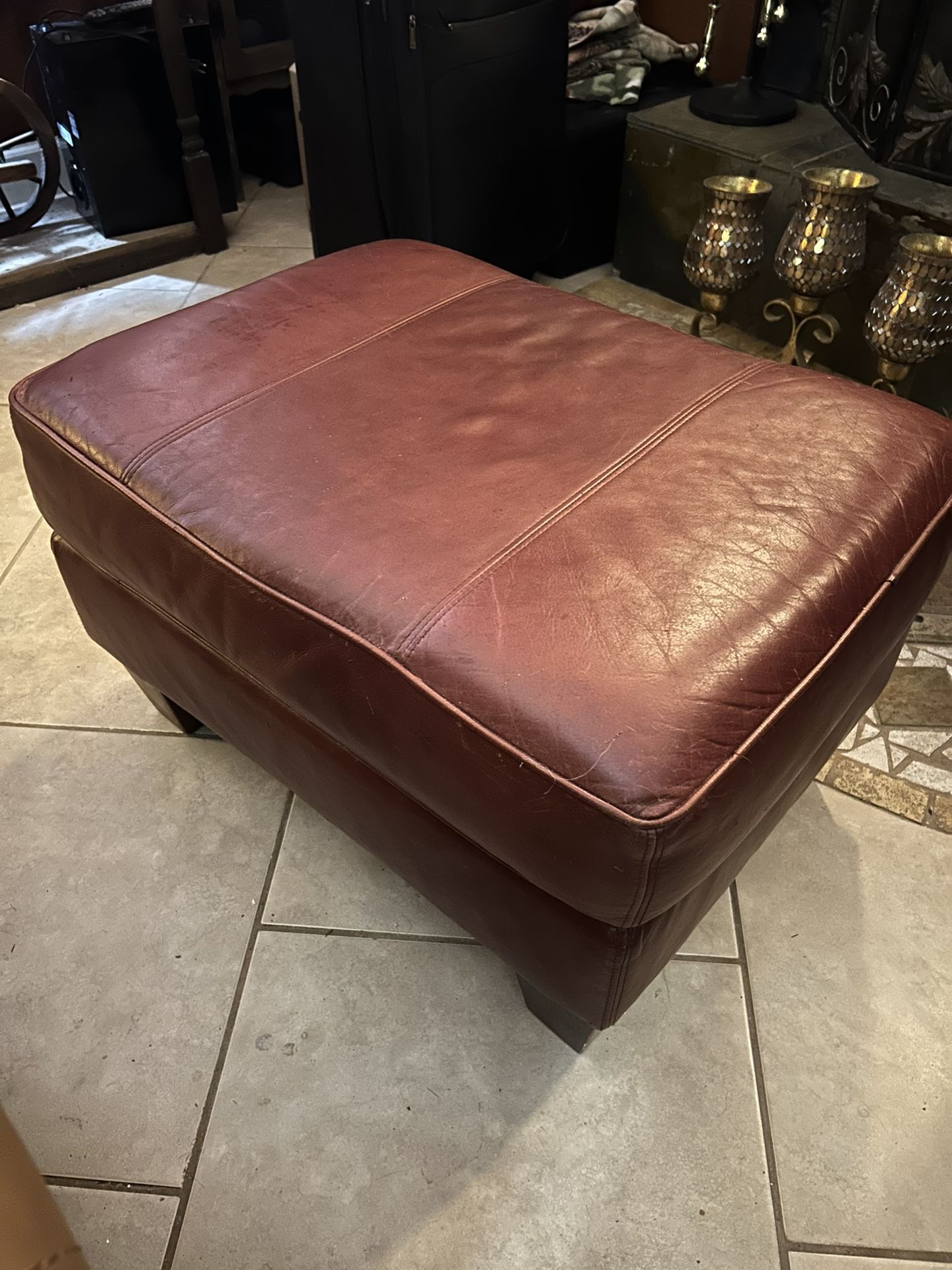 BEAUTIFUL LEATHER OTTOMAN
