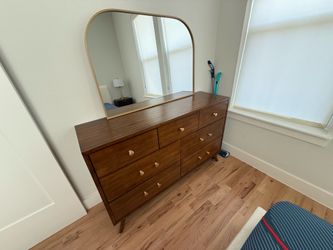 Dresser - like new with mirror