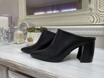 Low-heeled shoes