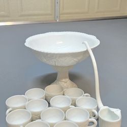 Beautiful 1950s Vintage Westmoreland McKee Concord Punch Bowl Set For Wedding Event