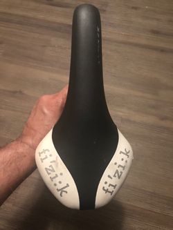 Fi’zi:k saddle black white & 3 T pole Doric team