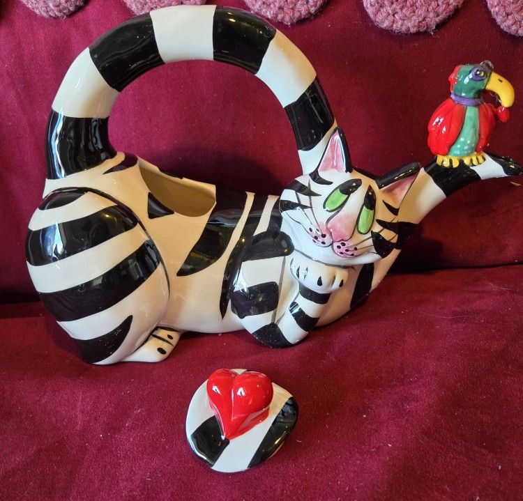 Clancy Hearts Teapot
