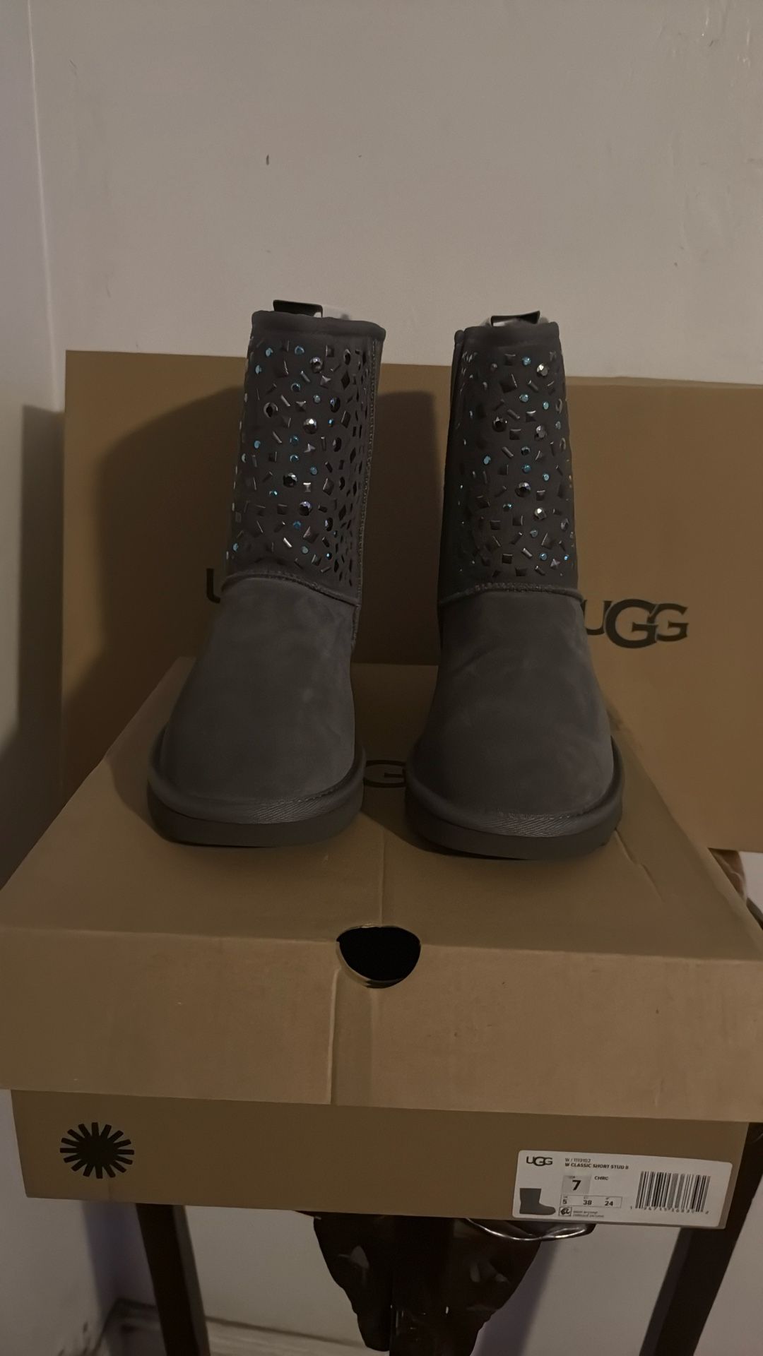 UGG Bota. Size #. 7. Nuevas. $70