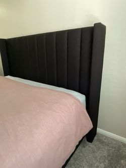 QUEEN SIZE BED w/ MATTRESS