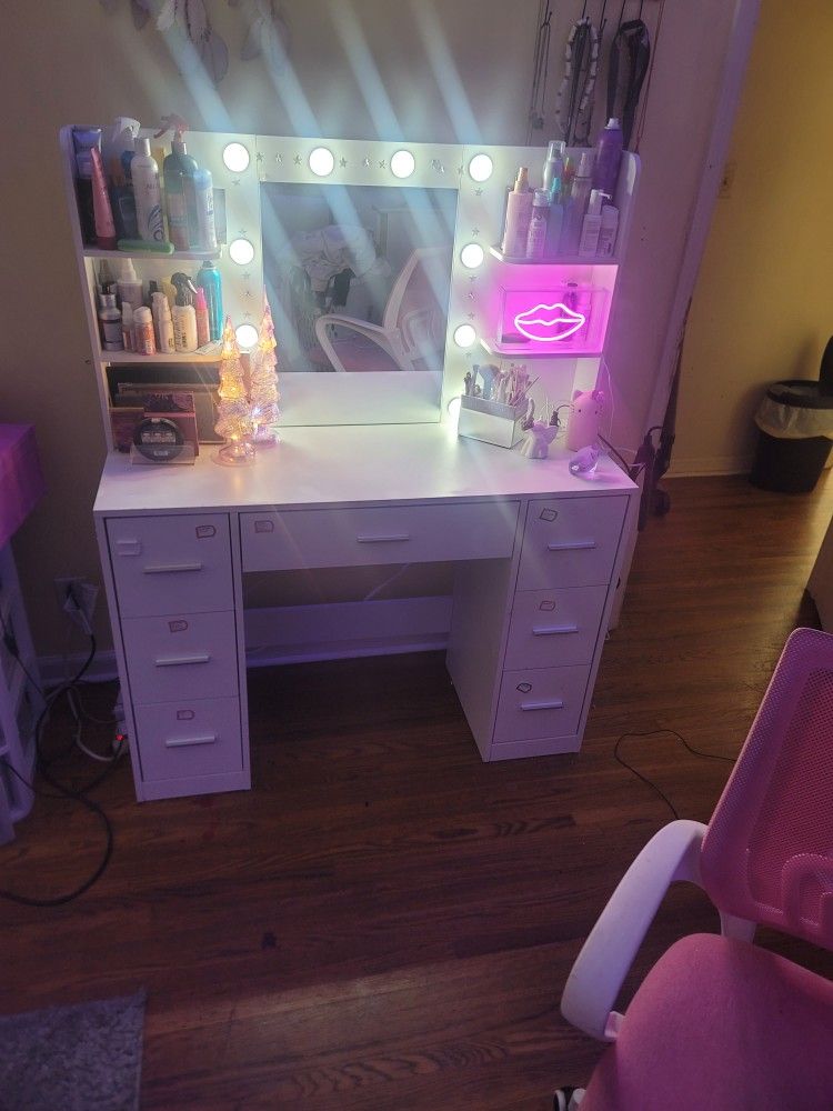 Lighted Makeup Vanity