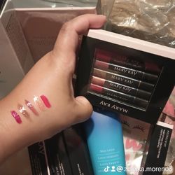 Free Lips Gloss Kit 