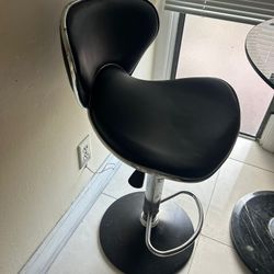 2 High Chairs That Go Up And Down