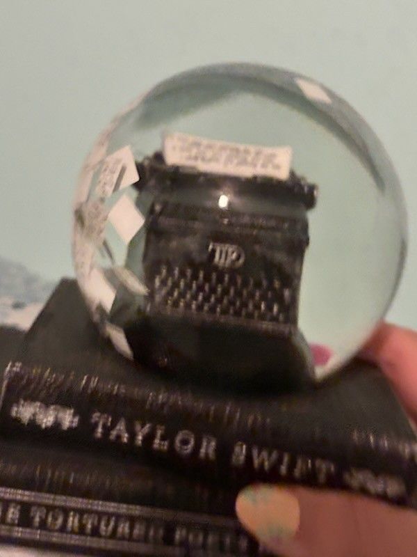 Taylor Swift Snow globe