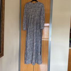 Long Dress Zipper To The Back Two Side Pockets Size Small