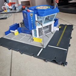 Matchbox Action Drivers Police Station Dispatch Playset. 
