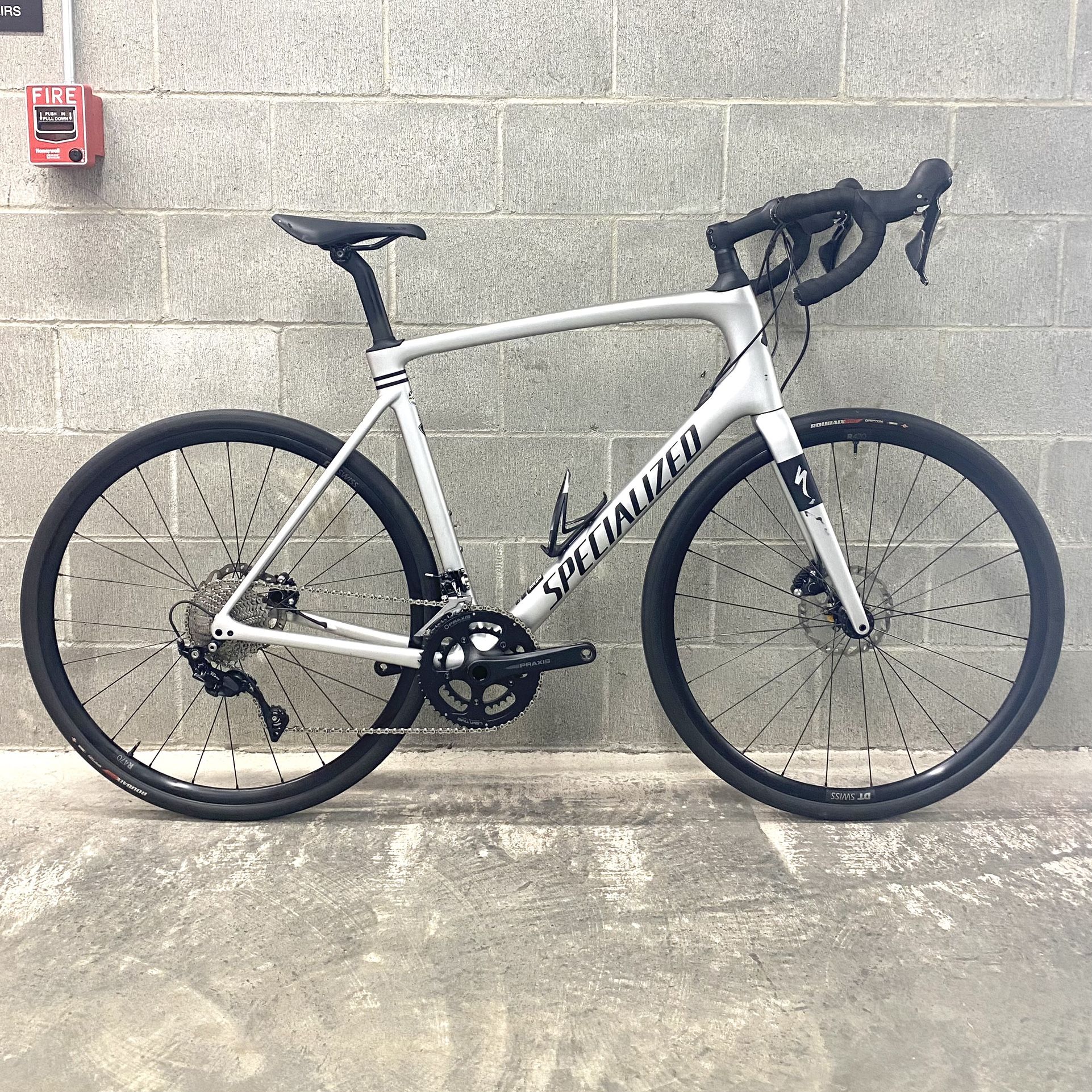 Specialized Roubaix Sport– 61 cm – Carbon Frame – Excellent Condition – 3200$ MSRP